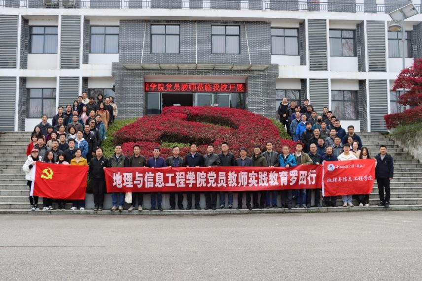 一群人在街道上行驶描述已自动生成